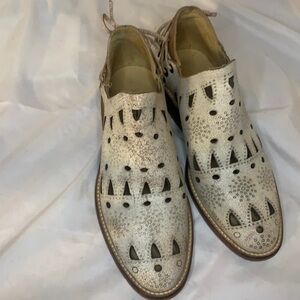 2/$20 SALE Musse & cloud Distressed Ivory Laser Cut Seville Leather Booties